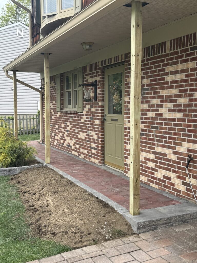 Front porch in Cambridge Sherwood Ledgestone 3 piece kit in Ruby Onyx with a boarder in Onyx Natural.